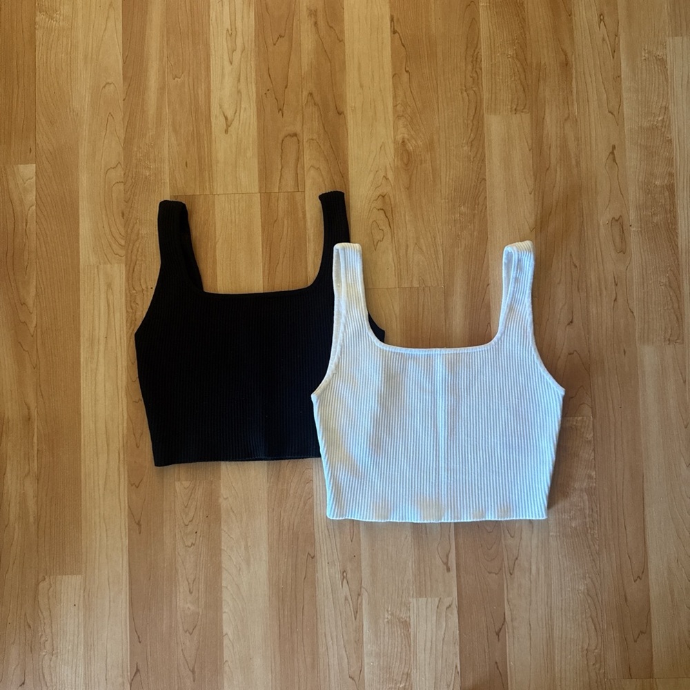House of Harlow Women's Black and White Ribbed Crop Tops